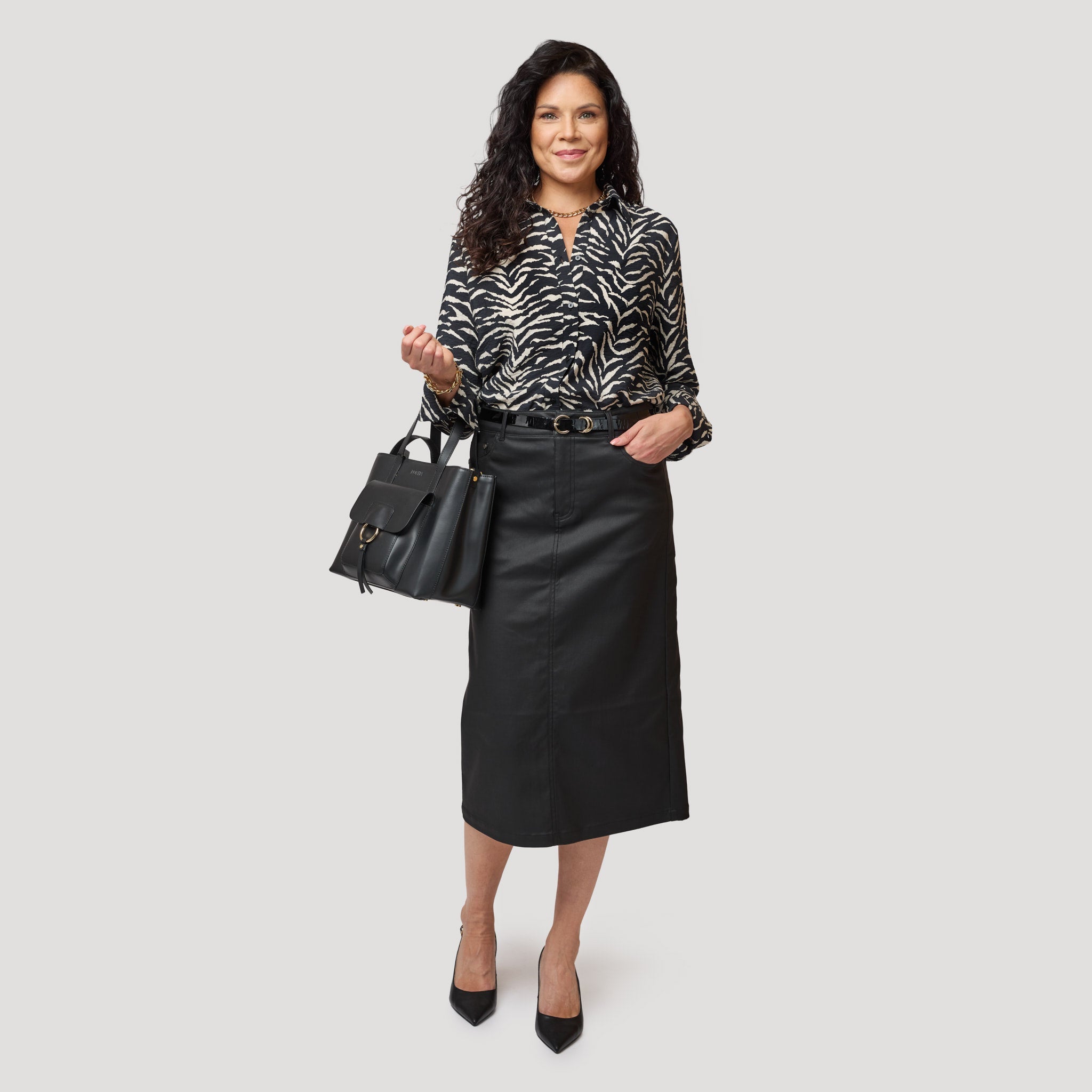 Vaxad lång kjol och blus med zebramönster.