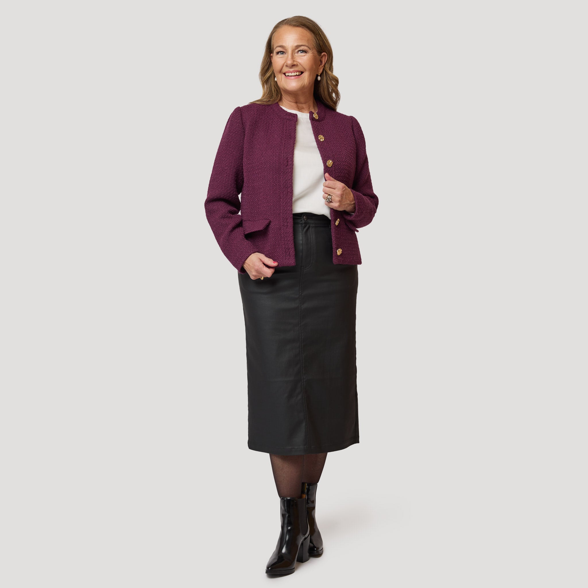 Vit blus med svart vaxad kjol