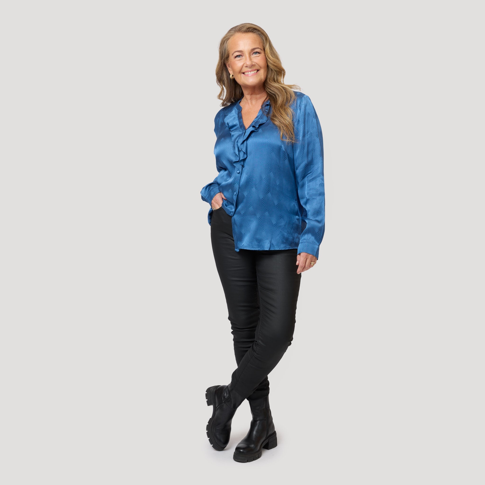 Vaxade byxor med blå volangblus