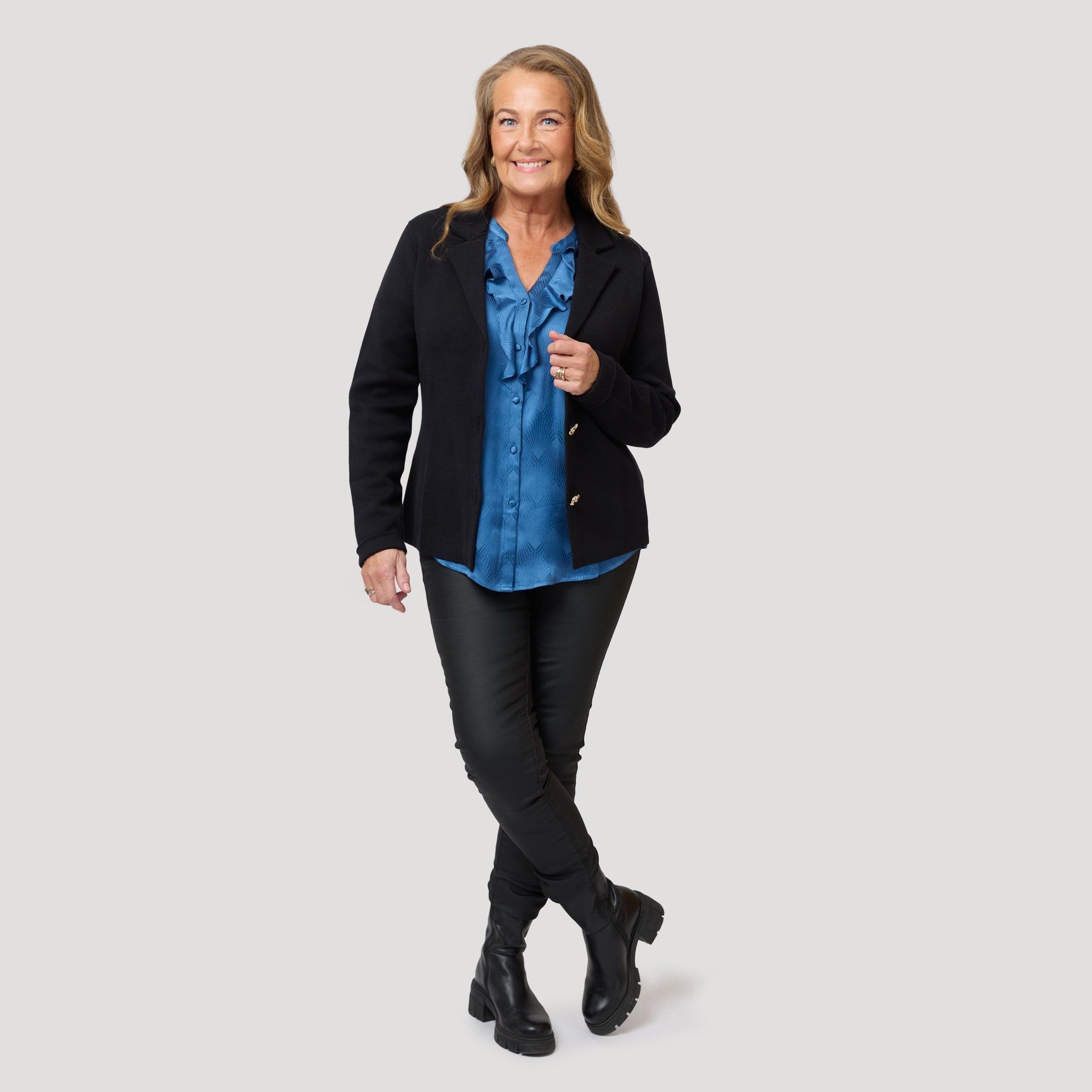 Virkad kofta med blå blus