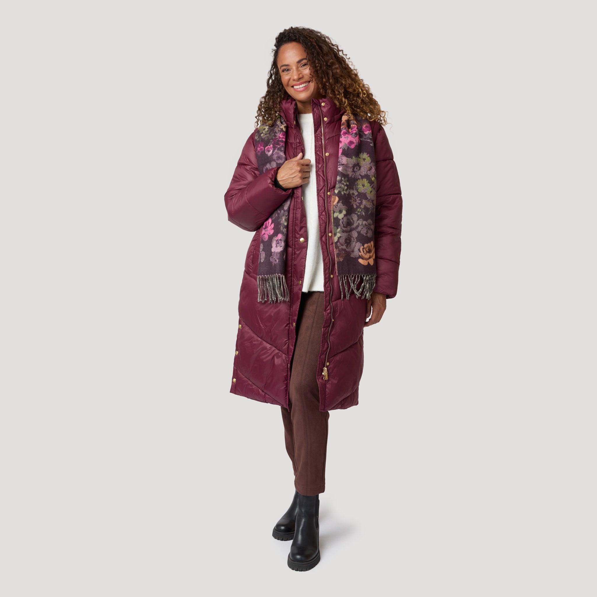 Vit stickad tröja med mokkafärgade byxor