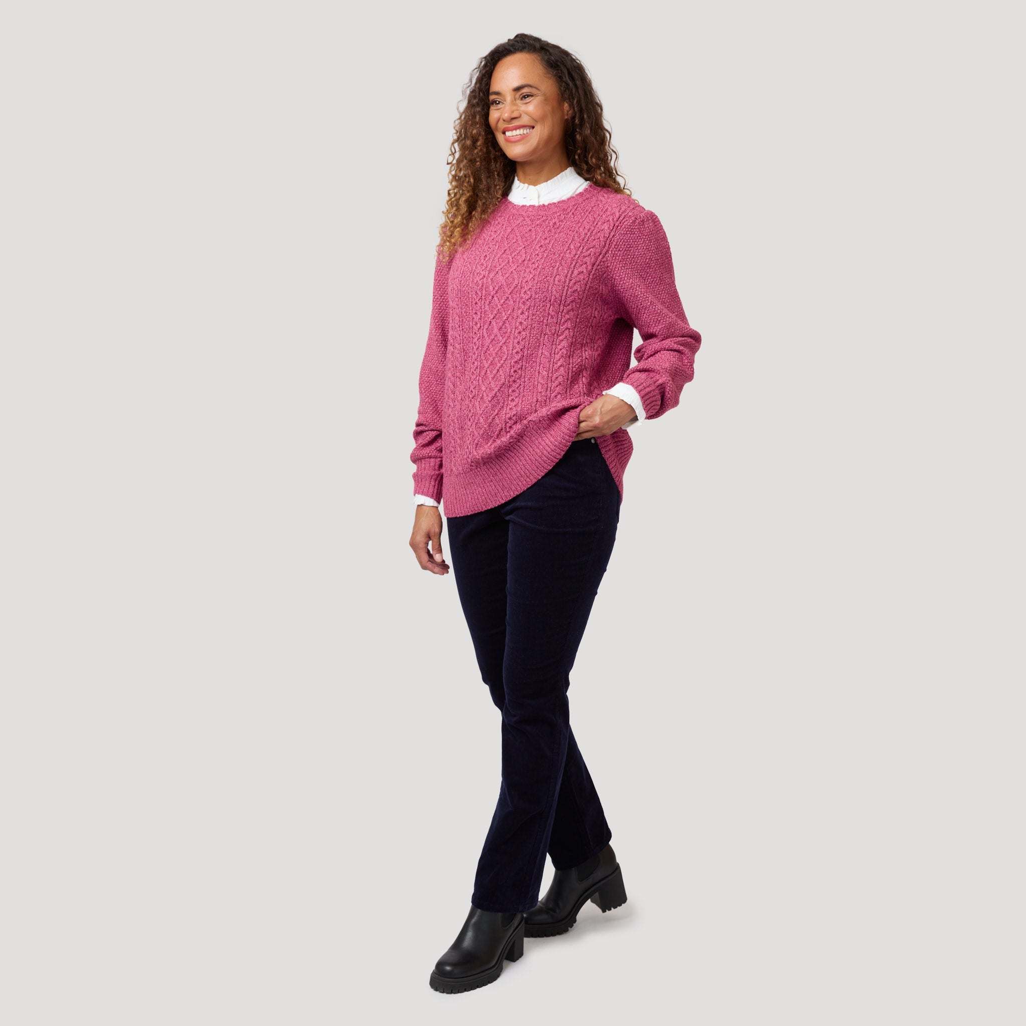 Hallonröd tröja med mörkblå jeans